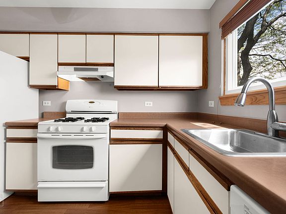 4th image of 321 Clairemont Ct #C
