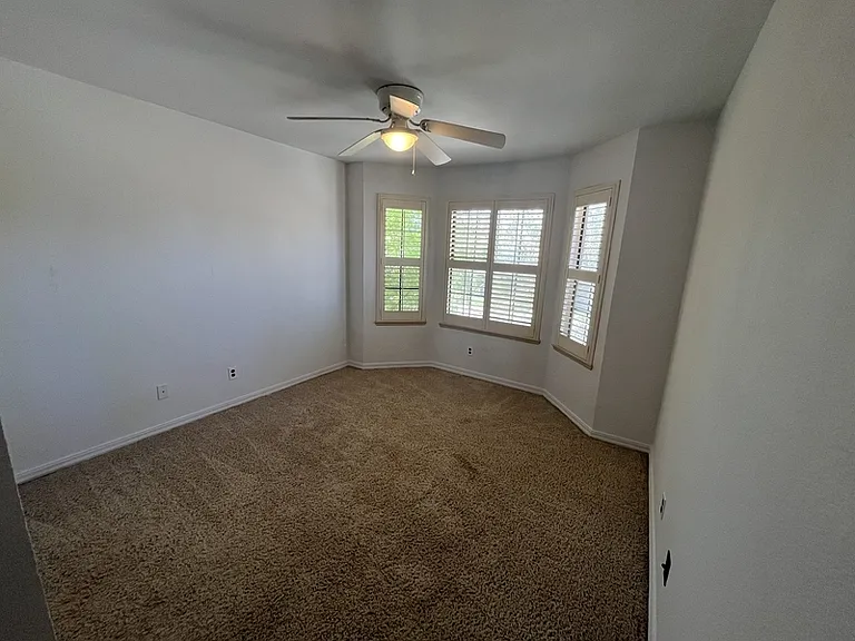 511 Bluff Dr — Photo 20