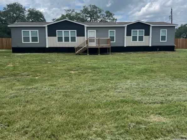 112 County Road 158, Floresville, TX 78114