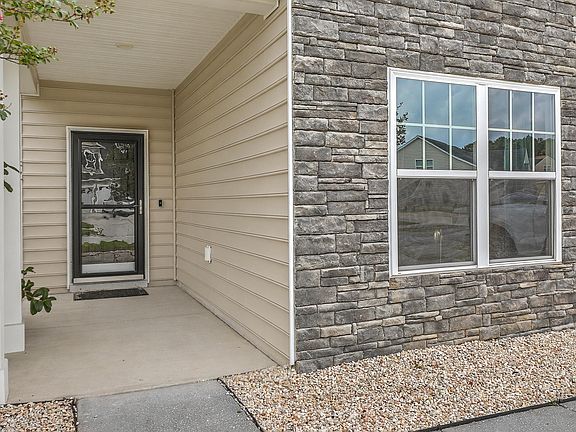3rd image of 409 Fetterbush Dr