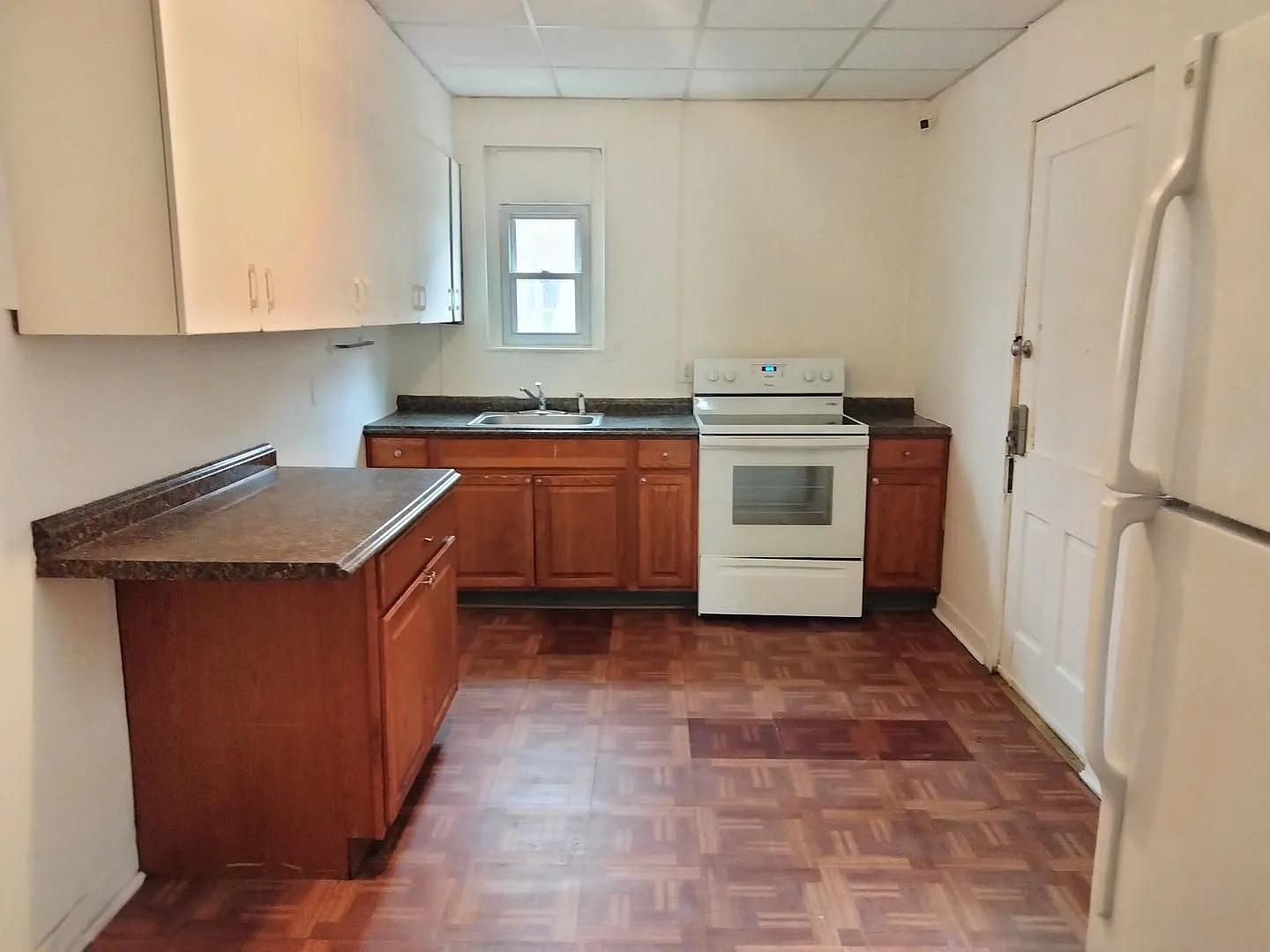 Spacious 5 Bedroom, 1 Bathroom Single-Family Home with Yard Allentown — Photo 3