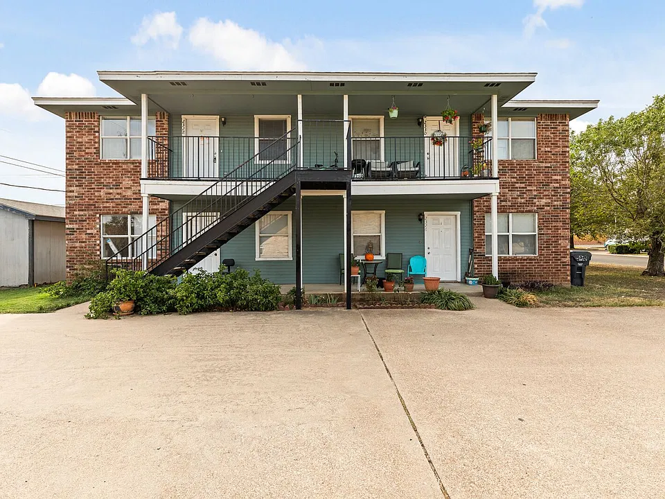 2324-2330 Breezy Dr