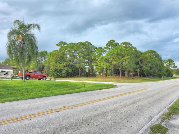 4th image of 1341 SE Floresta Dr