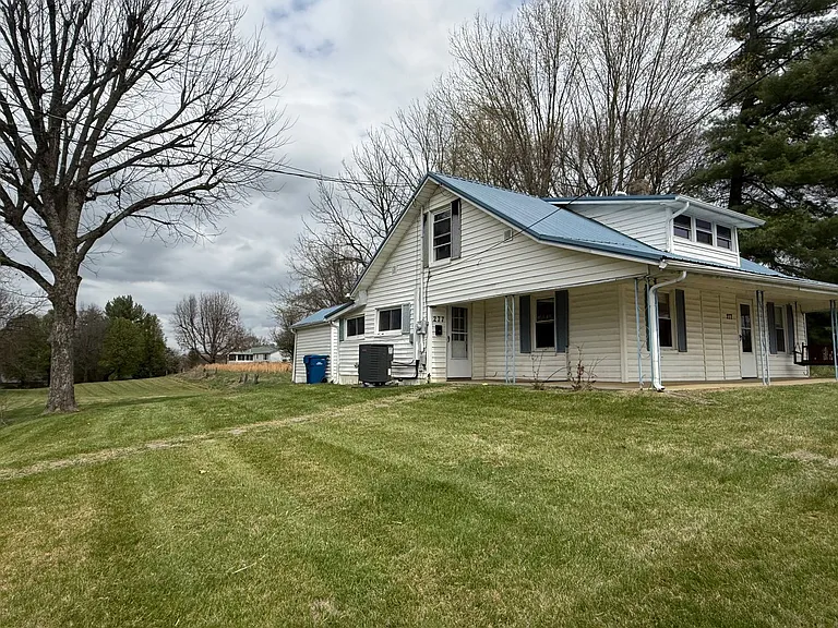 277 E Main St — Photo 2