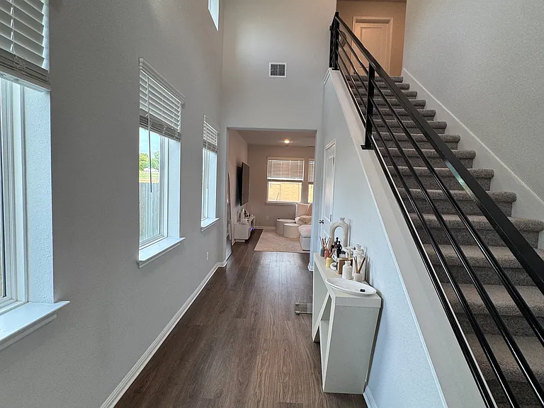 Marsh Ln — Photo 32
