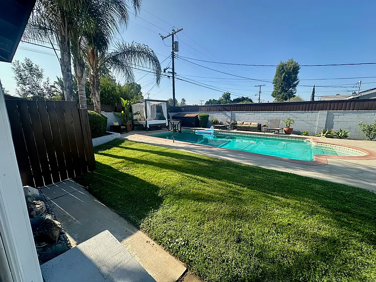 8958 N Swinton Ave — Photo 14