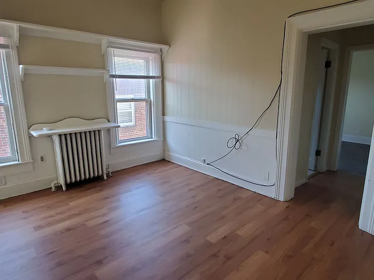 404 S Webster Ave — Photo 4