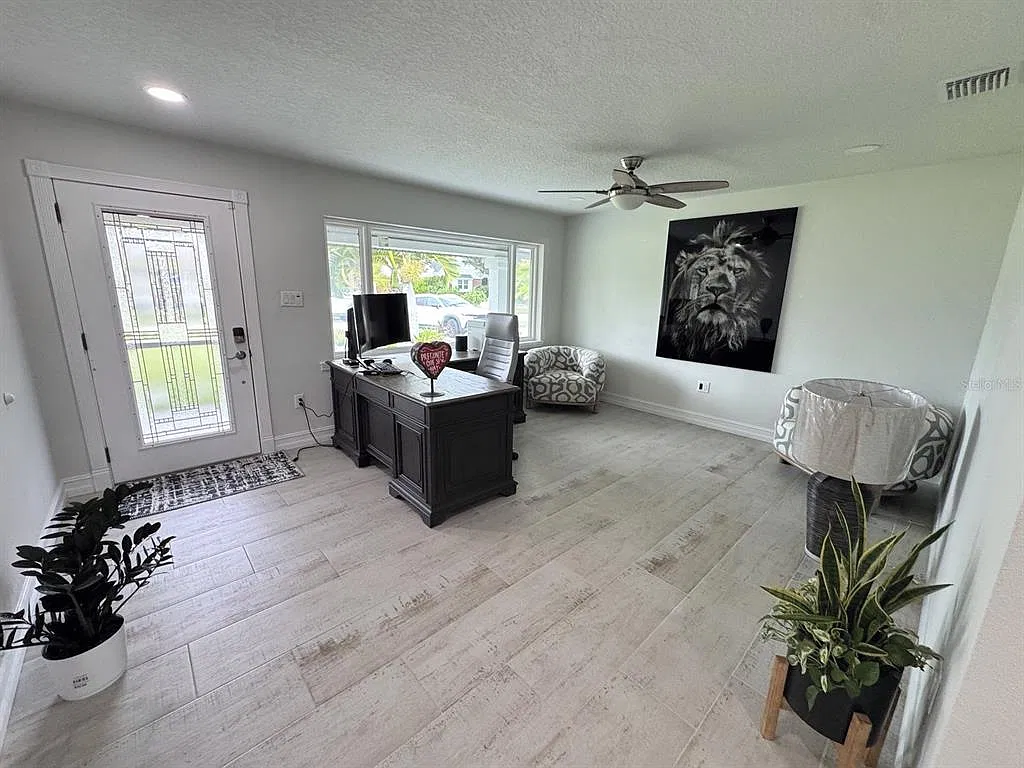 3 bed, 2.0 bath, 1856 sqft, $4,995 — Photo 4