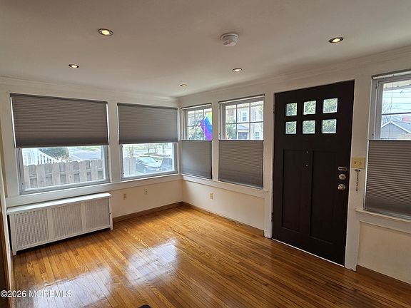 3rd image of 904 Bergh St #1