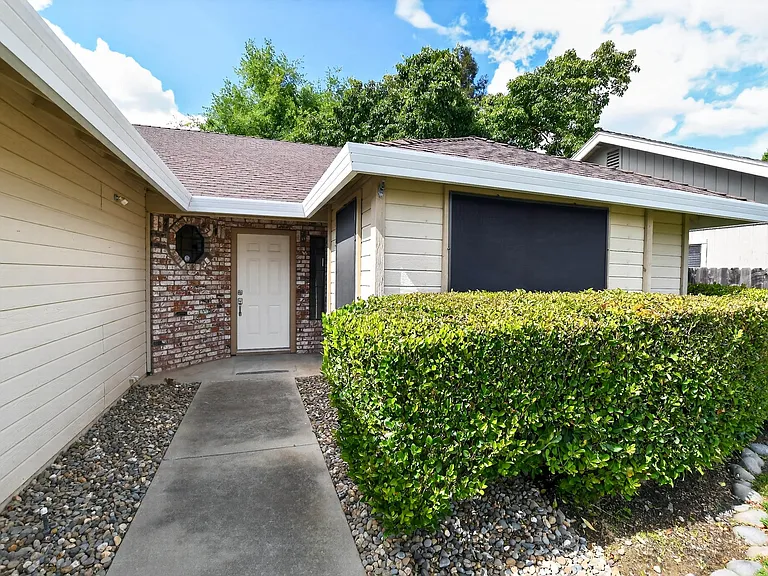 5213 Laguna Park Dr — Photo 3
