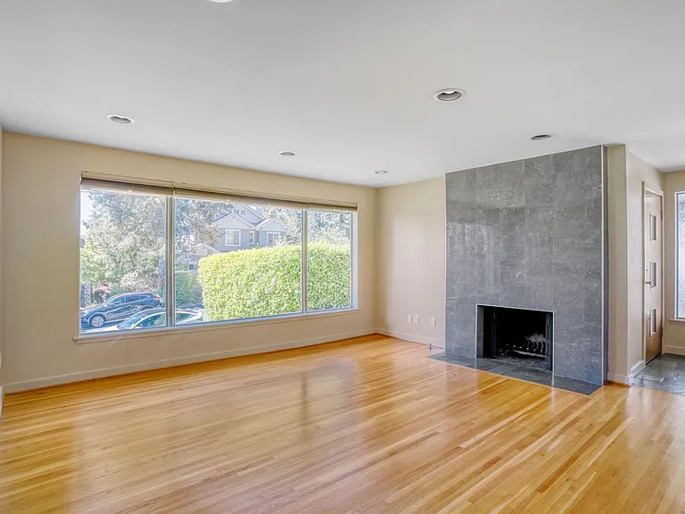 10012 NE 22nd St — Photo 3