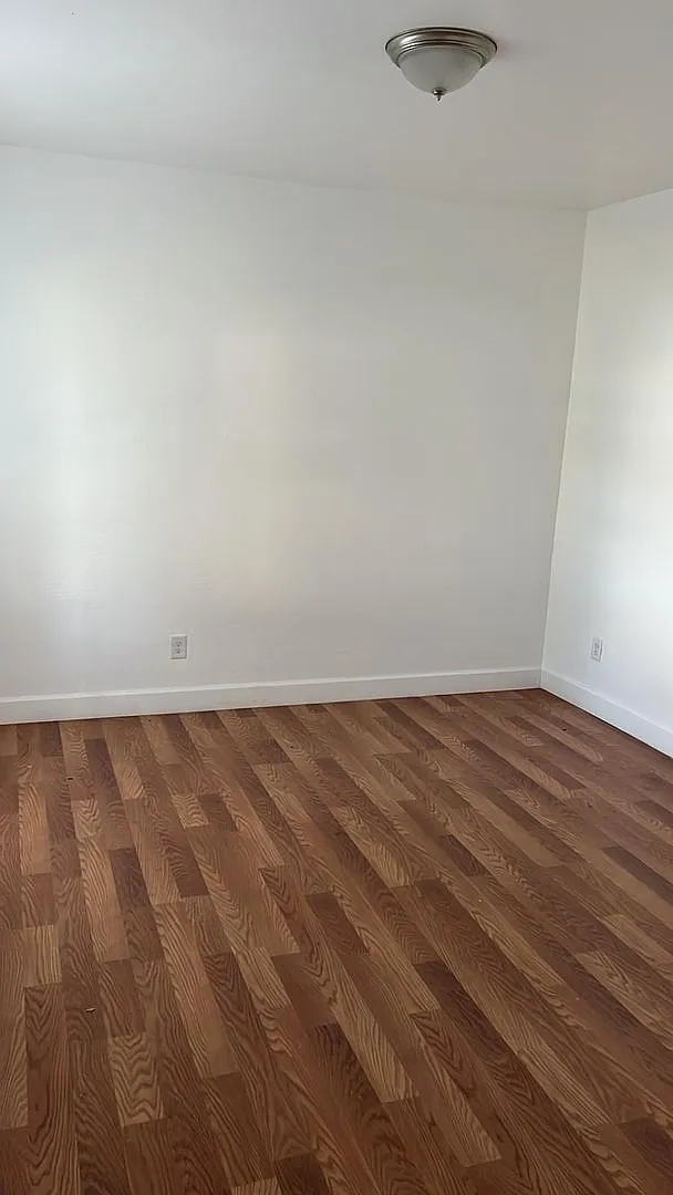 2825 Victoria St — Photo 2