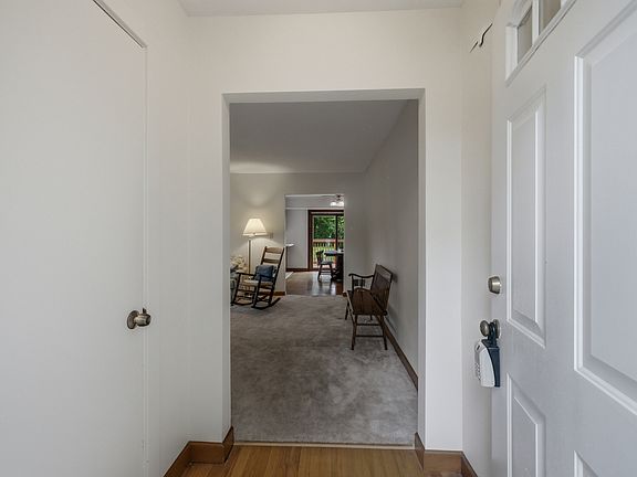 4th image of 27W270 Sunnyside Ave