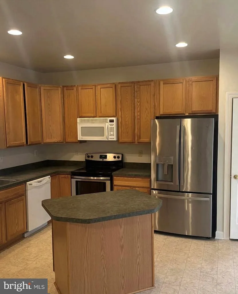4 bed, 3.5 bath, 2432 sqft, $2,350 — Photo 4