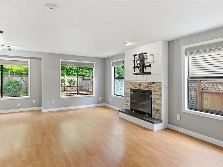 2227 SE 8th Pl — Photo 9
