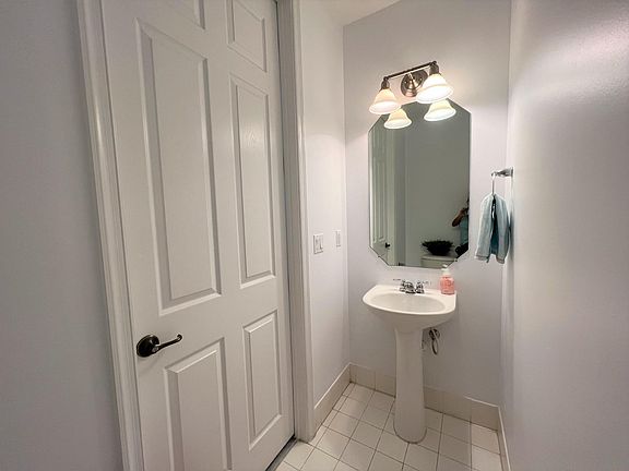 4th image of 1019 W Longport Cir APT B