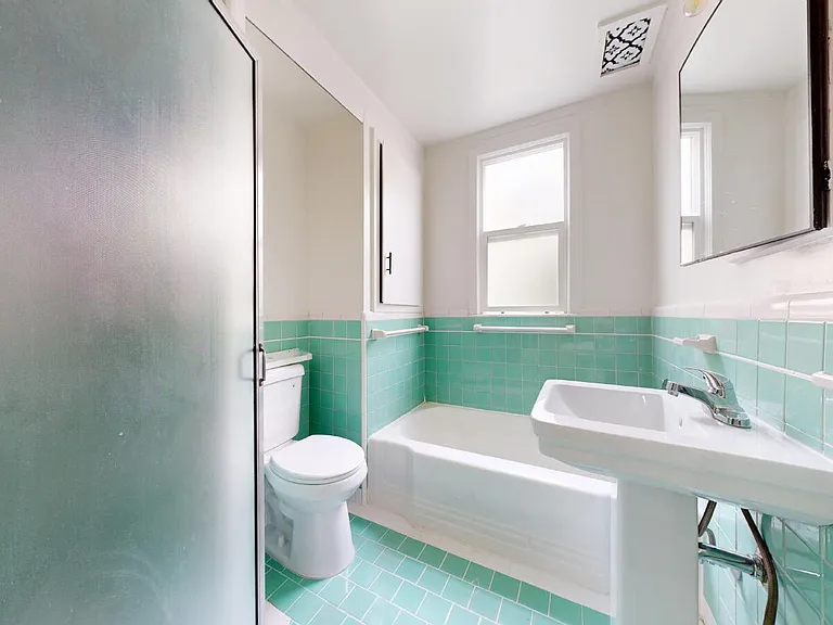 2337 Judah St — Photo 7