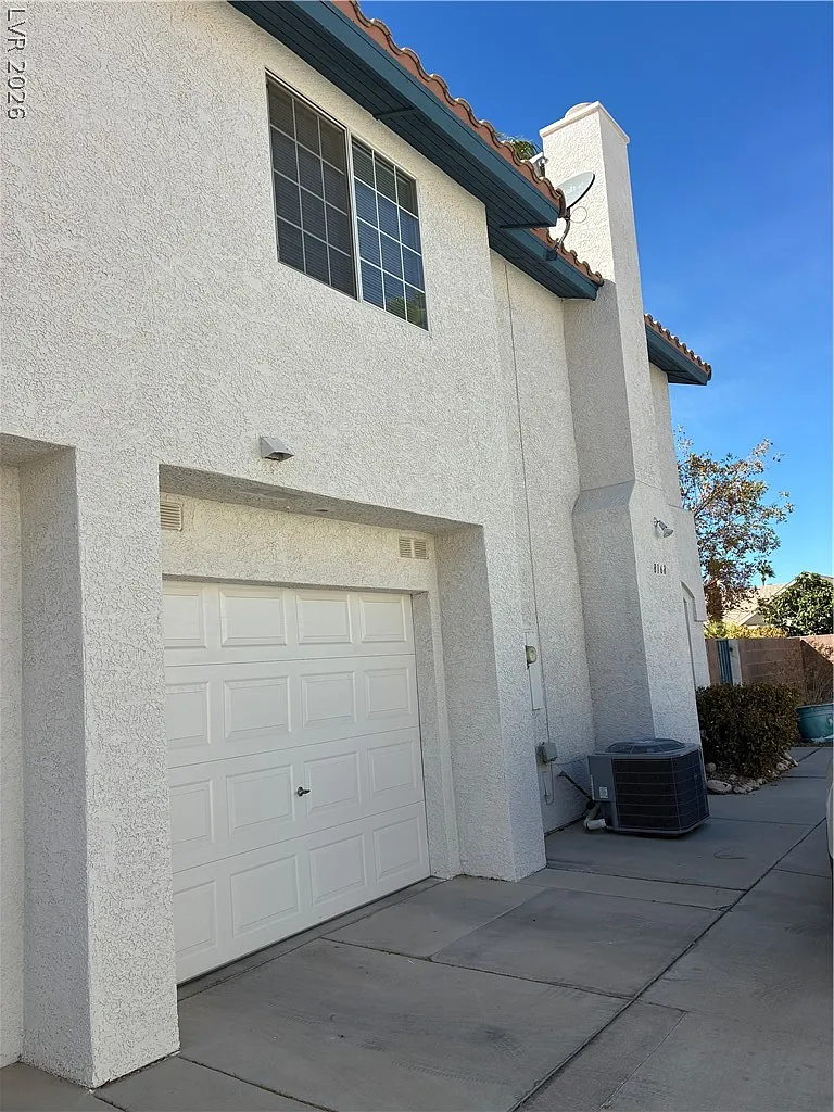 3 bed, 2.5 bath, 1408 sqft, $2,300 — Photo 1