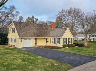 1118 Meadows Rd, Geneva, IL 60134