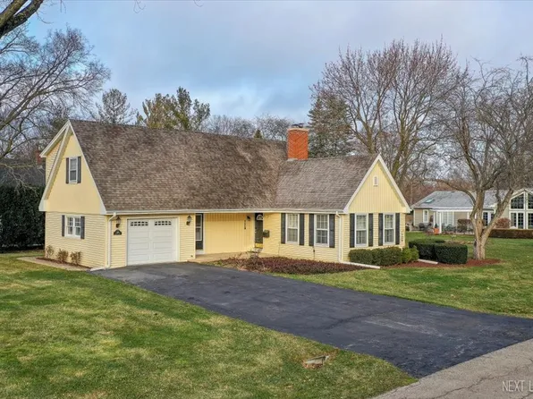 1118 Meadows Rd, Geneva, IL 60134