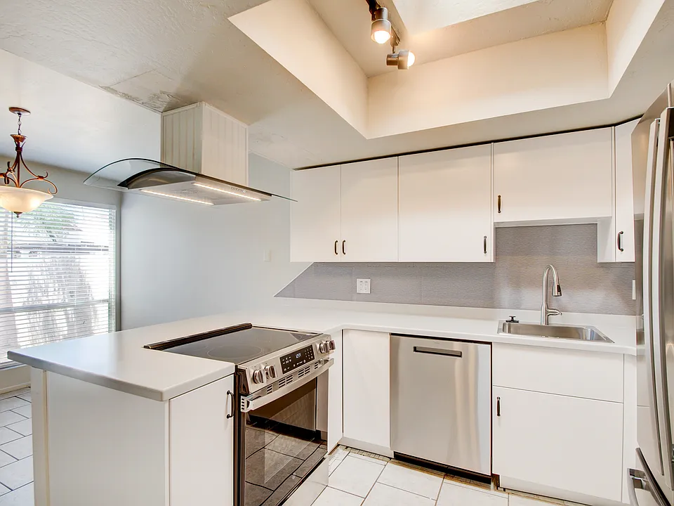 2133 E Sanos Dr