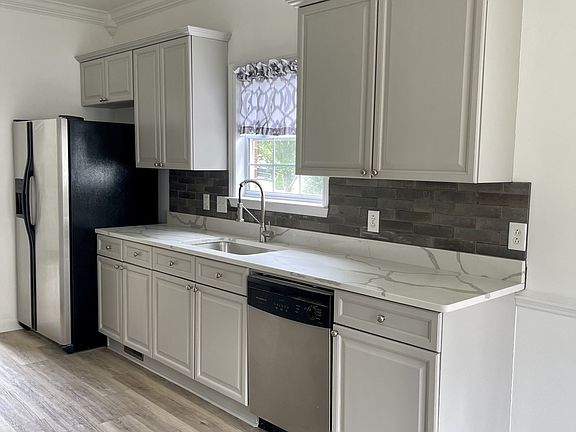 5th image of 189 Red Jacket Trce