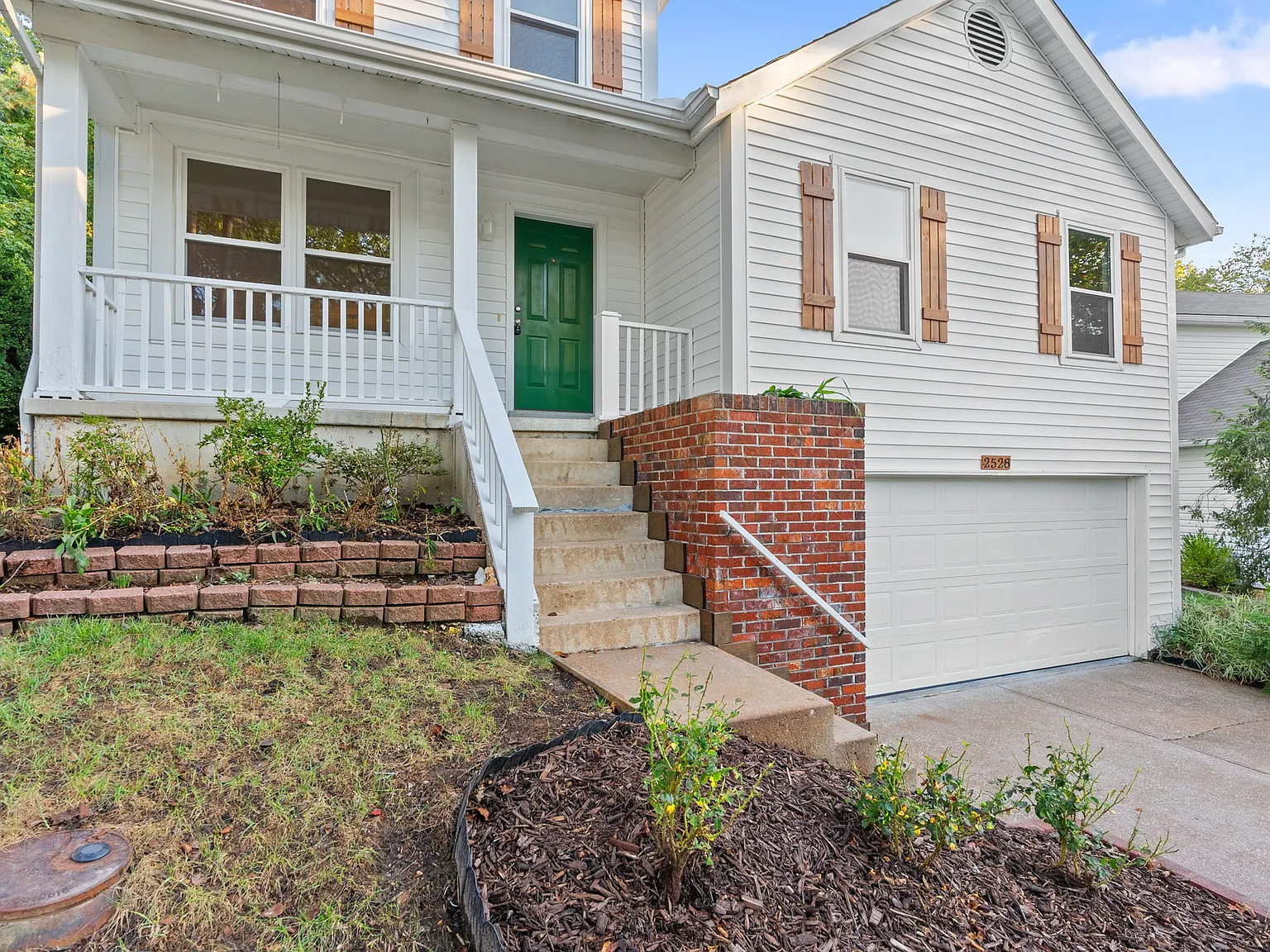 3 bed, 2.5 bath, 2700 sqft, $6,300 — Photo 2