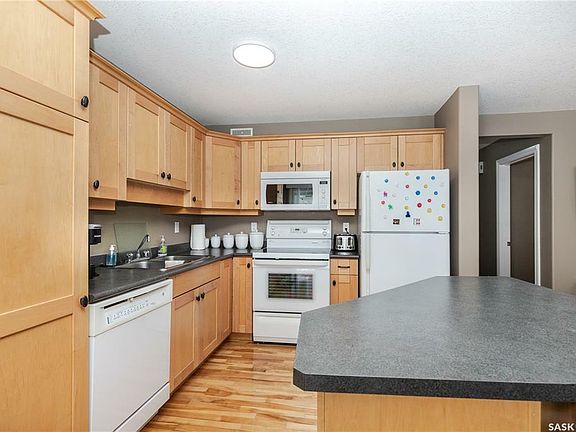 5th image of 103 Banyan Cres #3