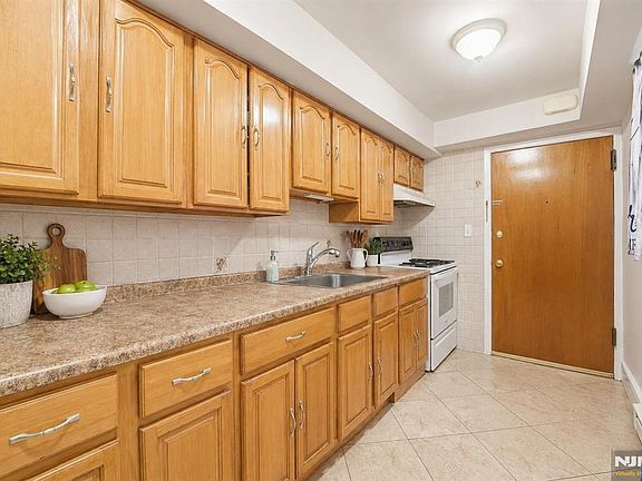 5th image of 331 Essex St