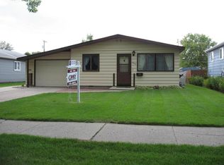 1306 S 19th St, Grand Forks, ND 58201