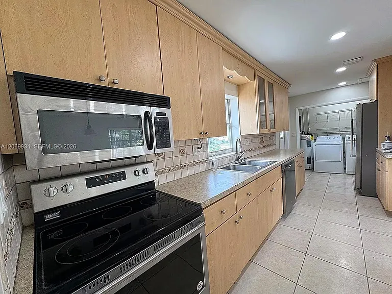 3232 Village Green Dr — Photo 6