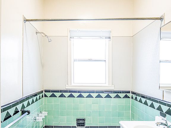5th image of 724 S Mariposa Ave APT 206