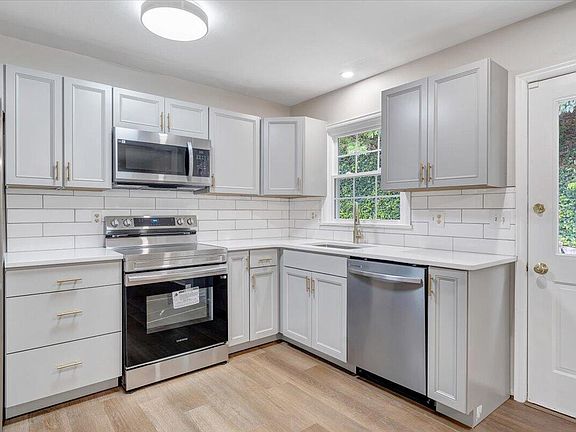 5th image of 3311 Farmington Dr