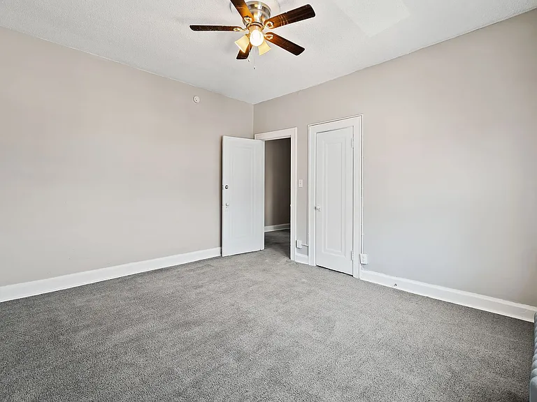 Maycourt Apartments — Photo 27