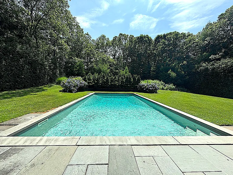 18 Country Ln — Photo 2