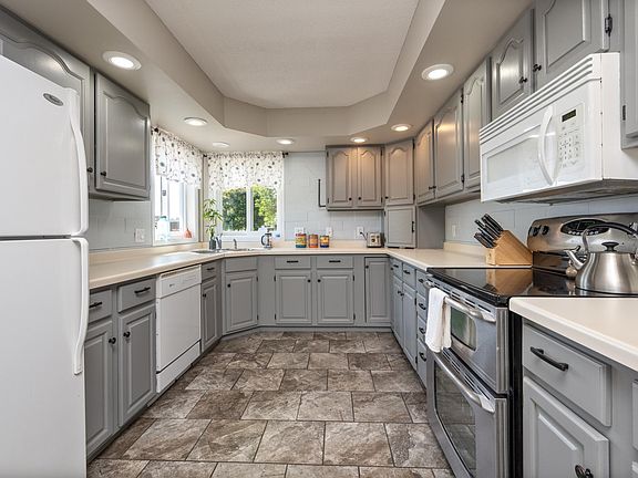 4th image of 100 Maple Cir E
