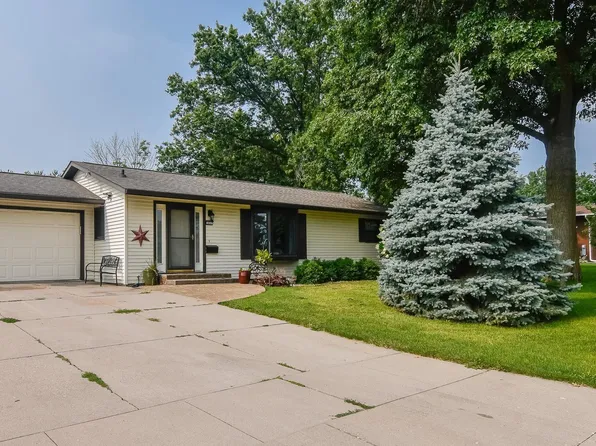 806 Roberts Ter, Marshalltown, IA 50158