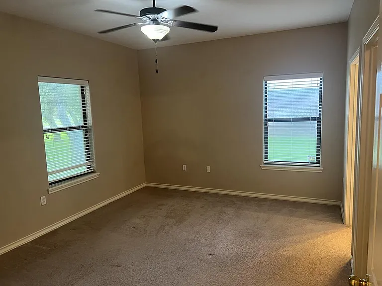 1033 Redwood Ave — Photo 7