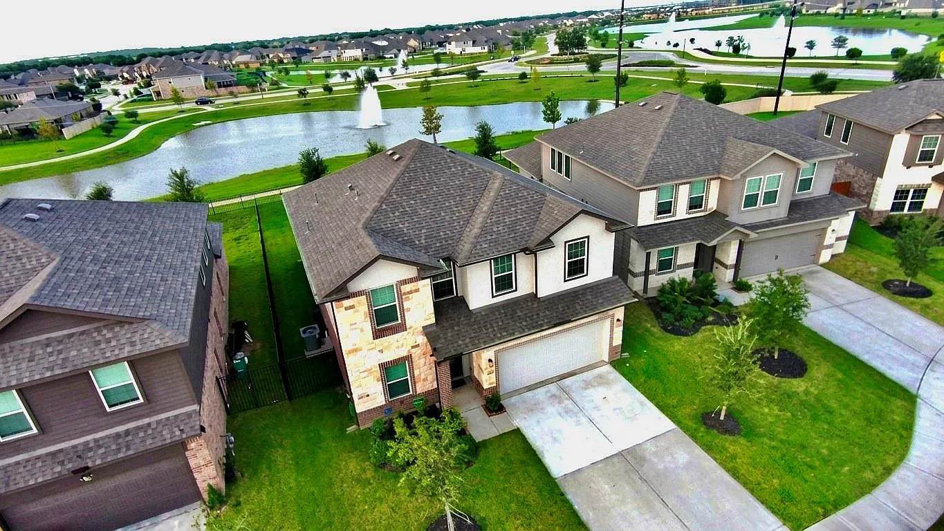 4 bed, 2.5 bath, 2523 sqft, $3,000 — Photo 2