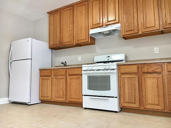 Large eat-in kitchen with new appliances 