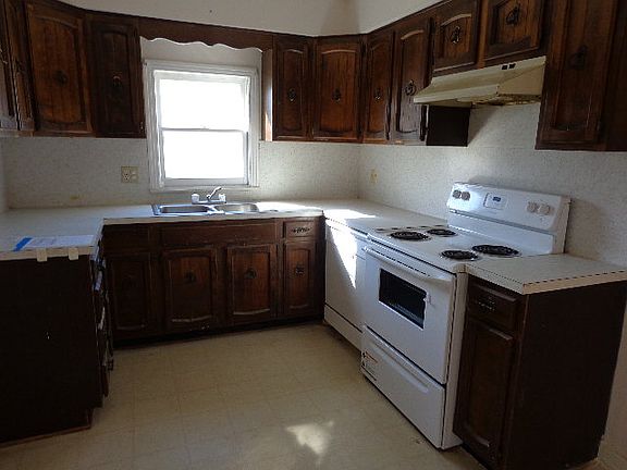 3rd image of 915 E Warren Ave