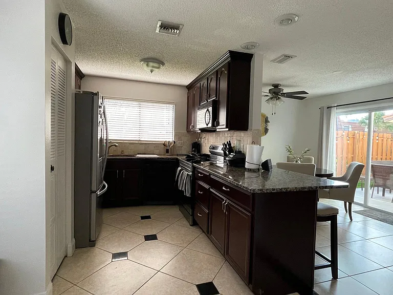 1420 Park Shore Cir #1 — Photo 7