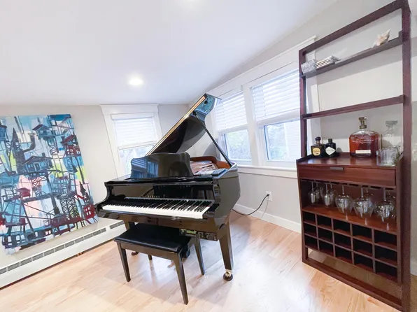 83 Rockridge Rd, Waltham, MA 02453