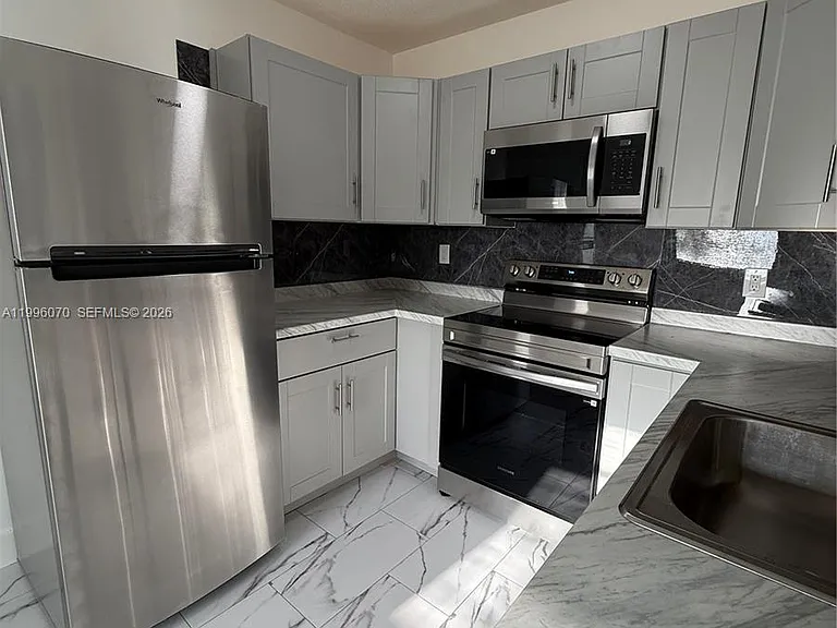 6071 SW 33rd St #4 — Photo 2