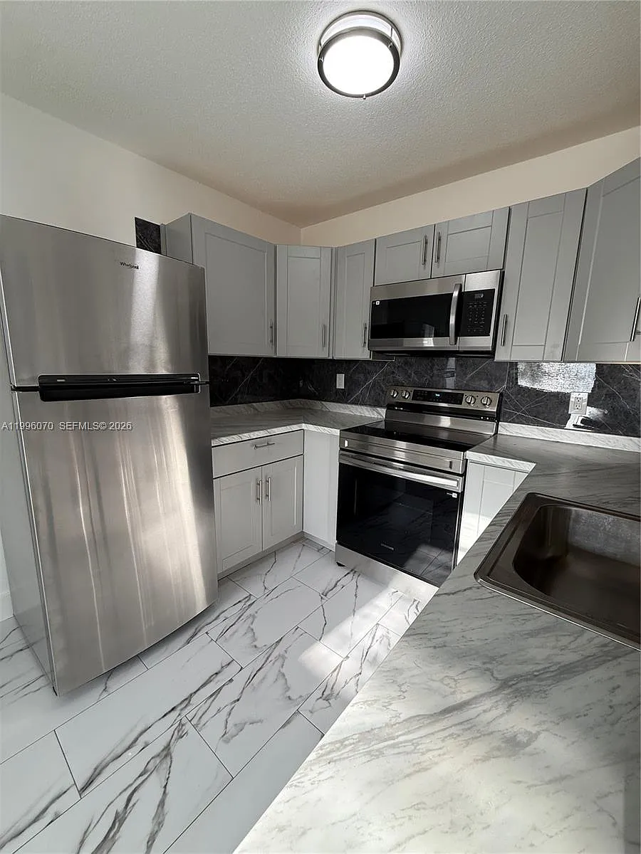 Building Photo - 6071 SW 33rd St #4