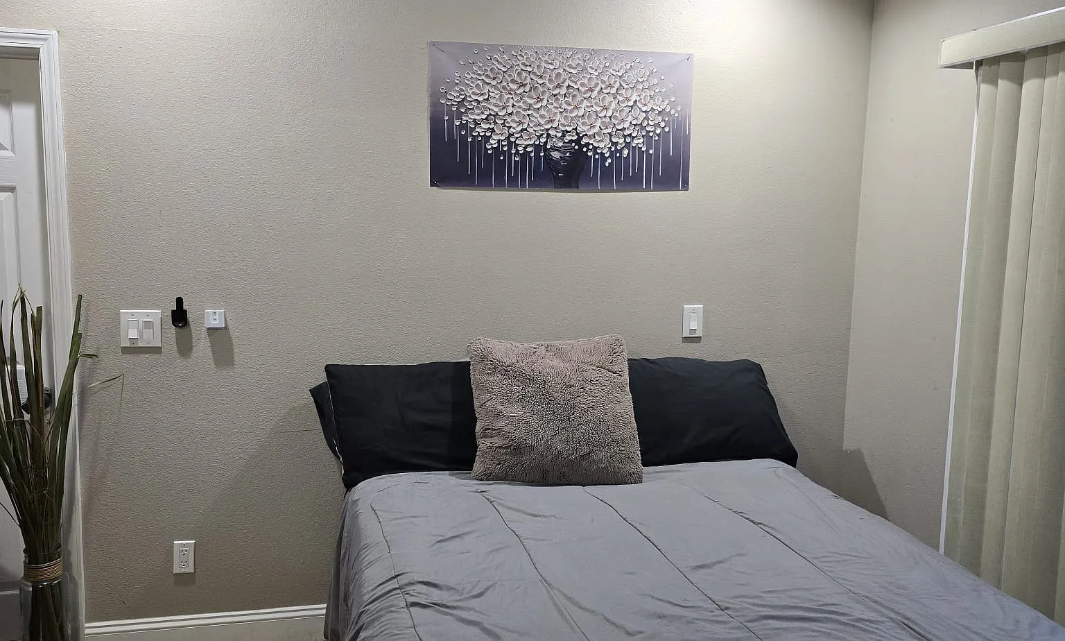 Studio, 200 sqft, $2,400 — Photo 1