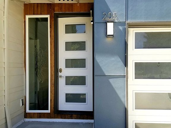 2nd image of 205 NW Quail Gardens Pl