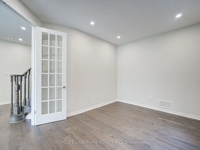 18 Kenneth Ross Bnd — Photo 10