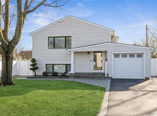 2 Udalia Rd, West Islip, NY 11795