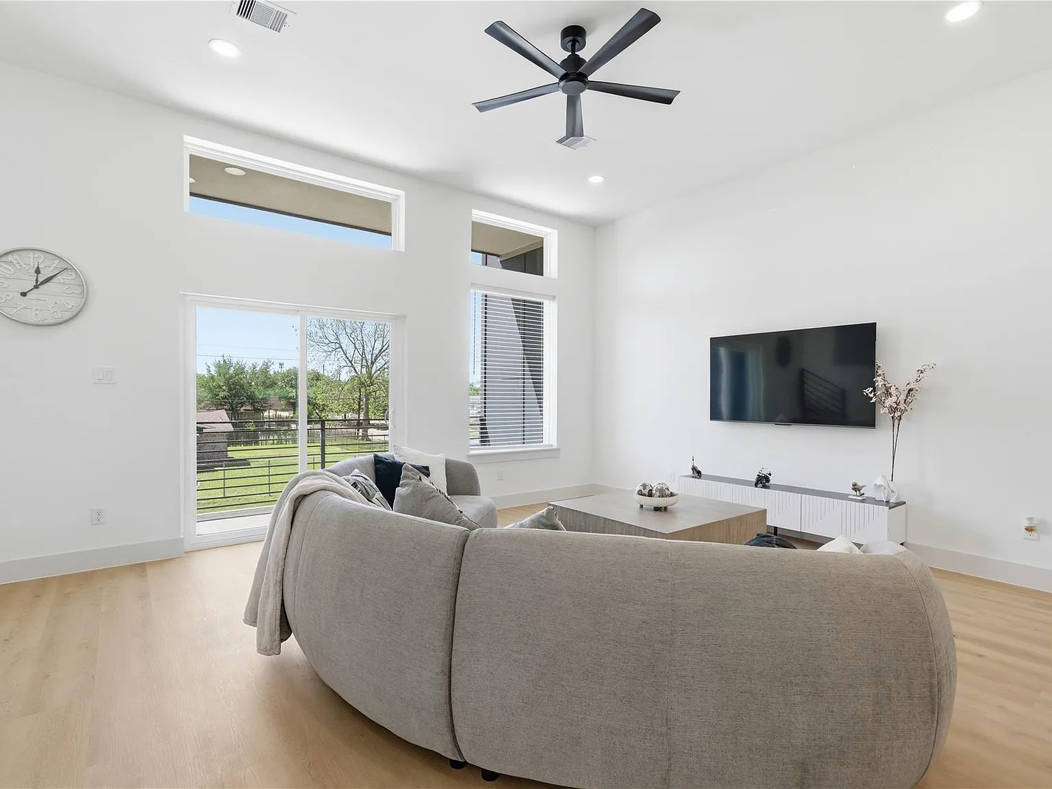 3 bed, 3.5 bath, 2090 sqft, $2,850 — Photo 4